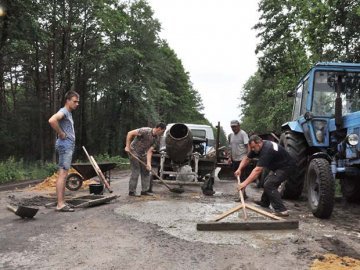 Автодор висловив претензії до селян, які власноруч ремонтують дорогу