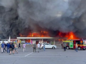 Уже відомо про понад 20 загиблих внаслідок обстрілу торгового центру у Кременчуці