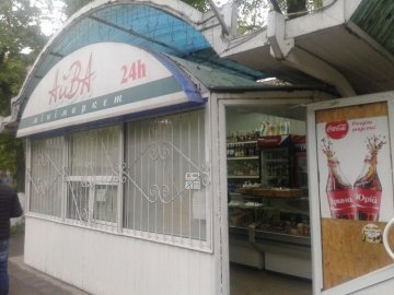 У Луцьку «накрили» магазин, який порушив заборону продажу алкоголю та тютюнових виробів.ФОТО