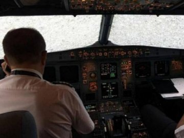 Український пілот розповів, як посадив наосліп літак із 127 пасажирами