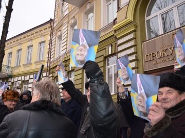 Під прокуратурою Волині - пікет з перевернутими «Януковичами». ФОТО 