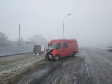 Через туман на Волині зіткнулися мікроавтобуси і вантажівка з «молочкою». ФОТО