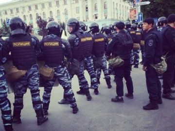 Сотні ОМОНівців не дають кримським татарам проводити мітинг. ФОТО