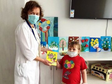 Маленькі пацієнти волинської лікарні підготували подарунки для мам та медпрацівниць