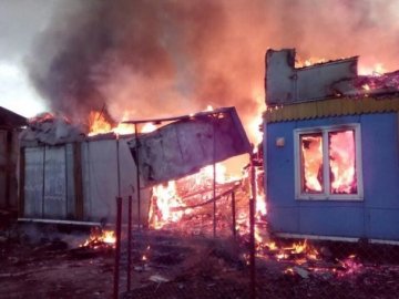  Масштабна пожежа на Київщині: вигоріли 2 багатоквартирних будинки