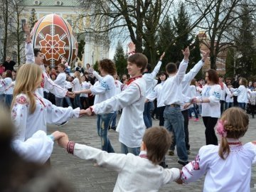 Гаївки, танці і частування пасками: лучан кличуть на Великодній фестиваль
