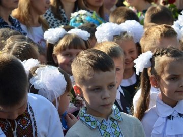 Депутати Луцькради вручили подарунки школярам, які вчились на відмінно. ФОТО