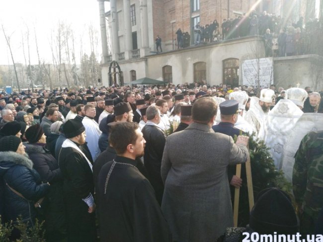 Тисячі людей у Тернополі прийшли попрощатися з братом митрополита Михаїла. ФОТО