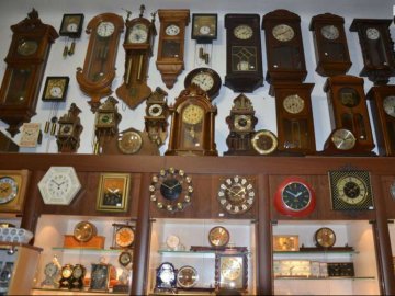 Луцькі годинникарі показали унікальні експонати зі своєї колекції. ФОТО
