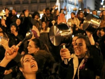 Іспанки на 8 березня мітингували з каструлями та сковорідками