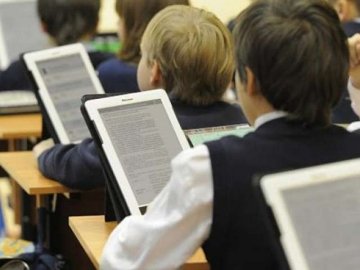 У школі під Луцьком діти навчатимуться за електронними підручниками