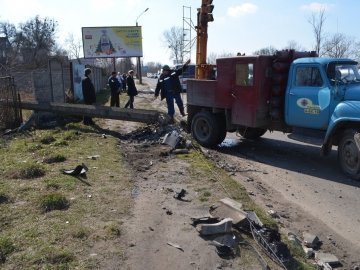 Аварія у Луцьку: легковик протаранив опору ліній електропередач. ФОТО. ВІДЕО