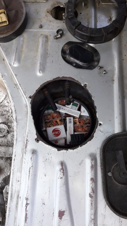Волинські прикордонники знайшли контрабандні сигарети у паливному баку авто. ФОТО