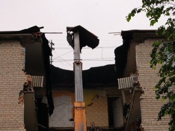 Обвал будинку у Луцьку: магазин на першому поверсі став валитися ще 2 дні тому