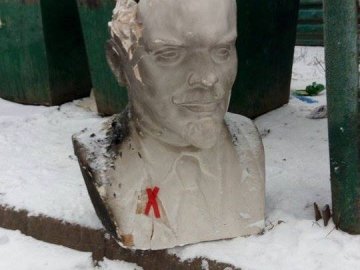 У Володимирі на смітник викинули погруддя Леніна