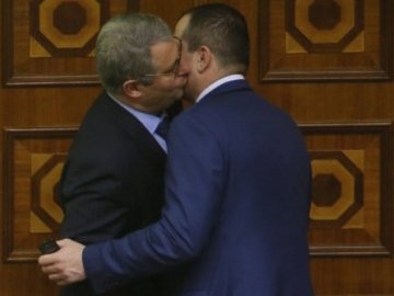 Депутати в Раді позіхали, цілувалися й обіймалися. ФОТО