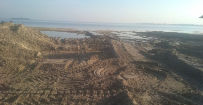 Невідомі екскаватором копали пісок з озера Світязь. ФОТО