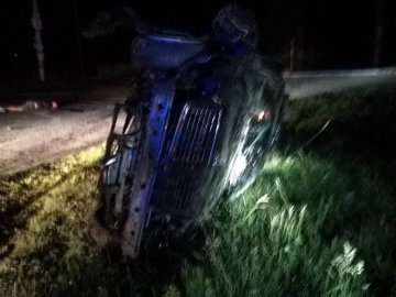 У селі під Луцьком перевернулася автівка: водій загинув. ФОТО