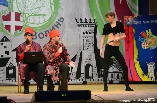 У музичному конкурсі «Чорнобровці» не соромилися перевтілюватись.