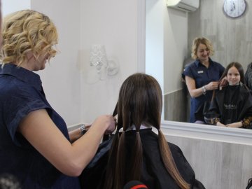Лучанки жертвують волосся на перуки для онкохворих дітей. ФОТО
