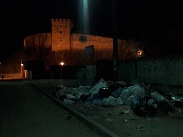 Лучани скаржаться на купи сміття, яке валяється під замком Любарта