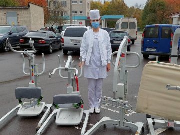 Ліжка, ходунці, інвалідні візки: у Луцьку міську клінічну лікарню передали допомогу. ФОТО