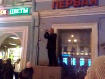 Музикант у Санкт-Петербурзі зіграв на трубі гімн України. ВІДЕО