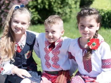 У Луцьку соціально незахищеним дітям подарували вишиванки. ФОТО