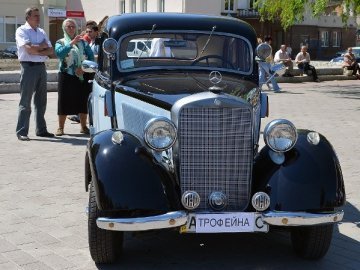 У Луцьку – виставка ретро-автомобілів. ФОТО