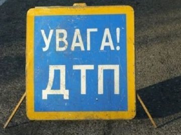 ДТП у Луцьку: після зіткнення автівка знесла огорожу