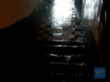 Водоспад: у Нововолинську через дощ вода лилася з даху на перший поверх