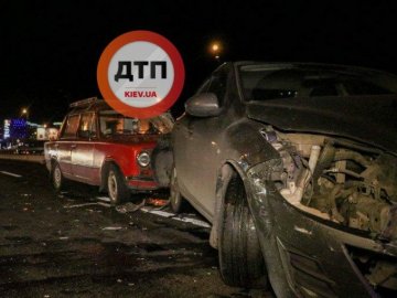 Потрійна аварія в Києві: зупинився допомогти і потрапив під колеса