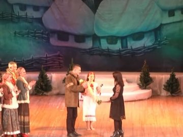 Лучанин освідчився коханій на сцені під час різдвяного концерту. ВІДЕО
