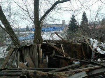 Муніципали показали мотлох зі знесених у центрі Луцька сараїв. ФОТО