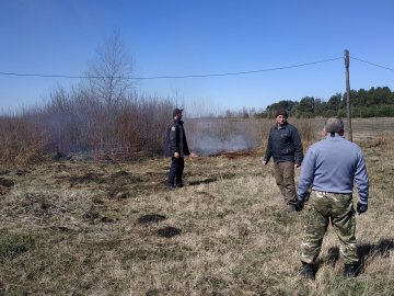 Двох волинян покарали за спалювання сухої трави