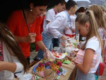 У Ковелі діти приготували смаколики, аби зібрати кошти для бійців АТО. ФОТО