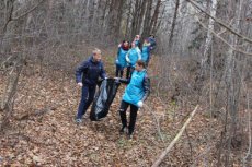Волинські та білоруські діти прибирали береги річки в лісі. ФОТО