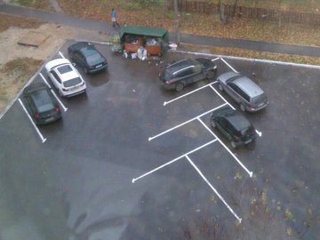 Не чекай «манни небесної»: у Луцьку мешканці будинку облаштували парковку