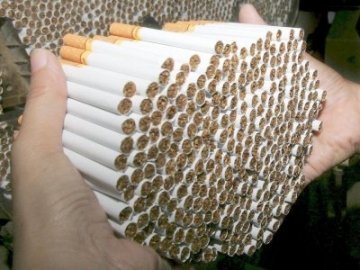 На кордоні України з Польщею виявили сховище цигарок на суму 250 тисяч гривень