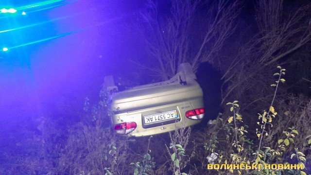 Перевернулась автівка: на Волині в нічній аварії загинув водій. ФОТО