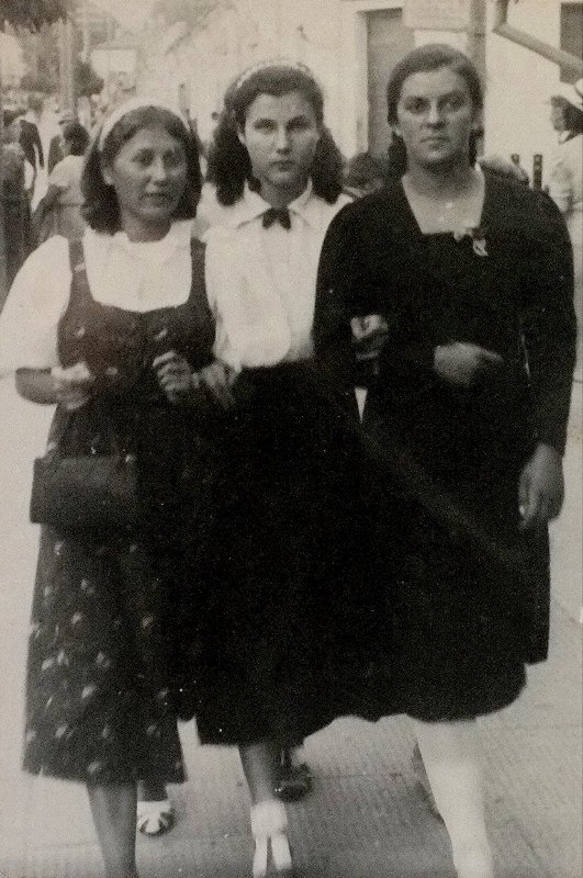 Стильні лучанки прогулюються по центральній вулиці Луцька, 1930-ті роки