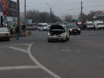 Біля Варшавського ринку – аварія: зіткнулися дві автівки