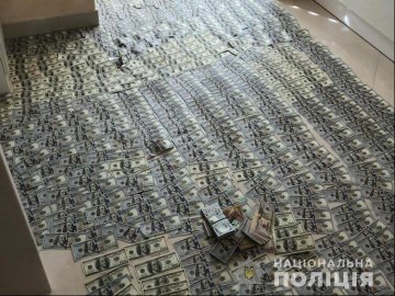 Кімната вистелена грошима: як у Запоріжжі викрили злочинну схему. ФОТО