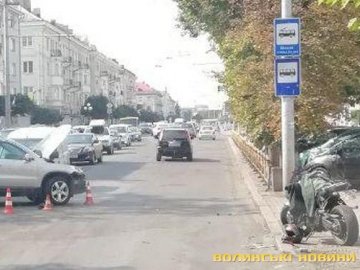 У центрі Луцька  – аварія за участі мотоцикла та автівки
