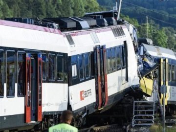 Зіткнення поїздів у Швейцарії: понад 40 постраждалих. ФОТО