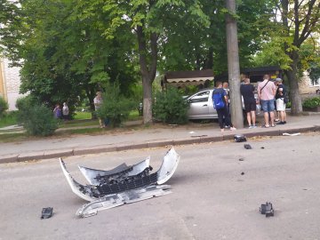 У Луцьку сталася аварія: автомобіль вилетів на тротуар. ФОТО