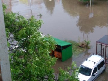 «Ні стихійному басейну»: лучани просять розібратися із каналізацію, через яку затоплює місто