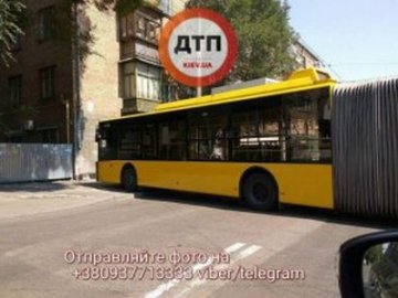 У Києві тролейбус врізався в житловий будинок