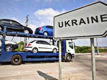 В Україну заборонили ввозити російські авто