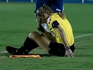 У Бразилії футболіст нокаутував жінку-арбітра. ВІДЕО